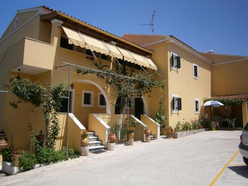 קומנון Athineos Apartments מראה חיצוני תמונה