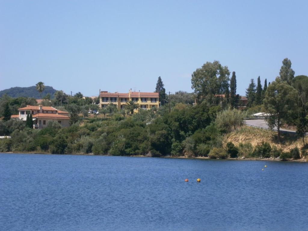 קומנון Athineos Apartments מראה חיצוני תמונה