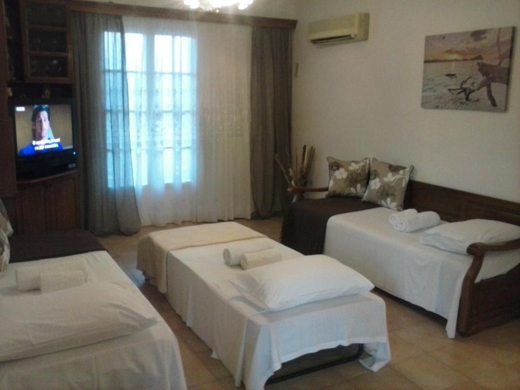 קומנון Athineos Apartments מראה חיצוני תמונה