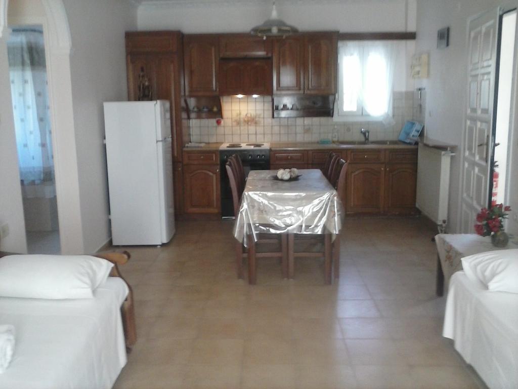 קומנון Athineos Apartments מראה חיצוני תמונה