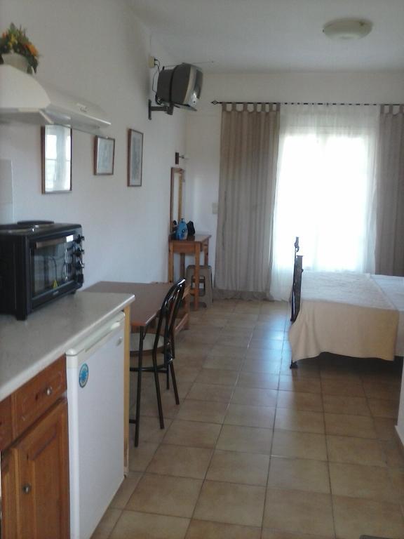 קומנון Athineos Apartments מראה חיצוני תמונה