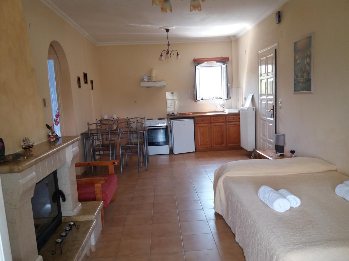 קומנון Athineos Apartments מראה חיצוני תמונה