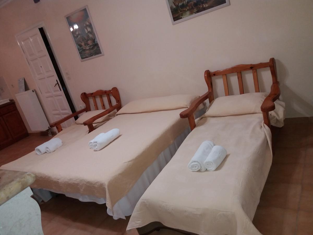 קומנון Athineos Apartments מראה חיצוני תמונה